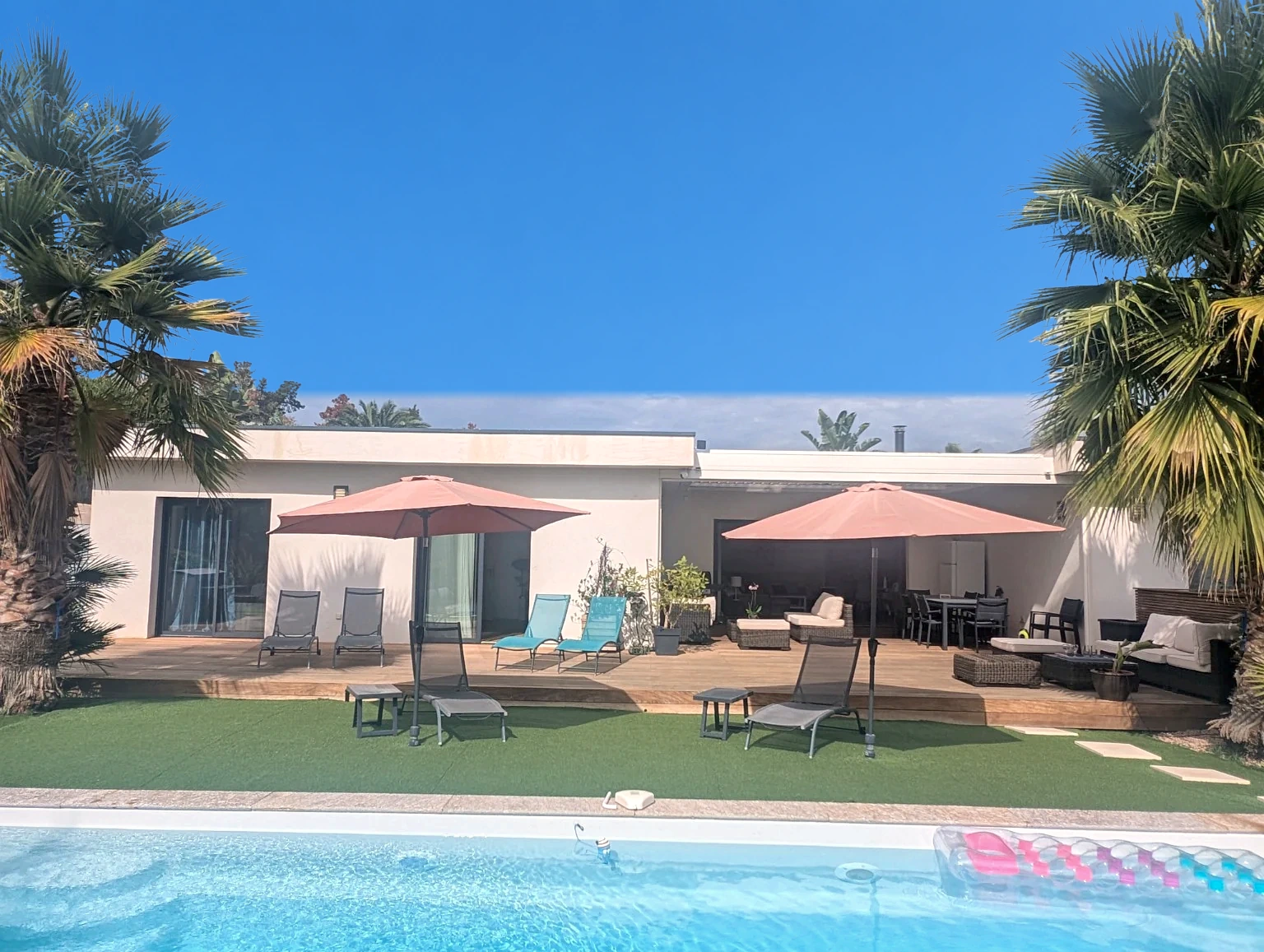 La terrasse et la façade de la Villa