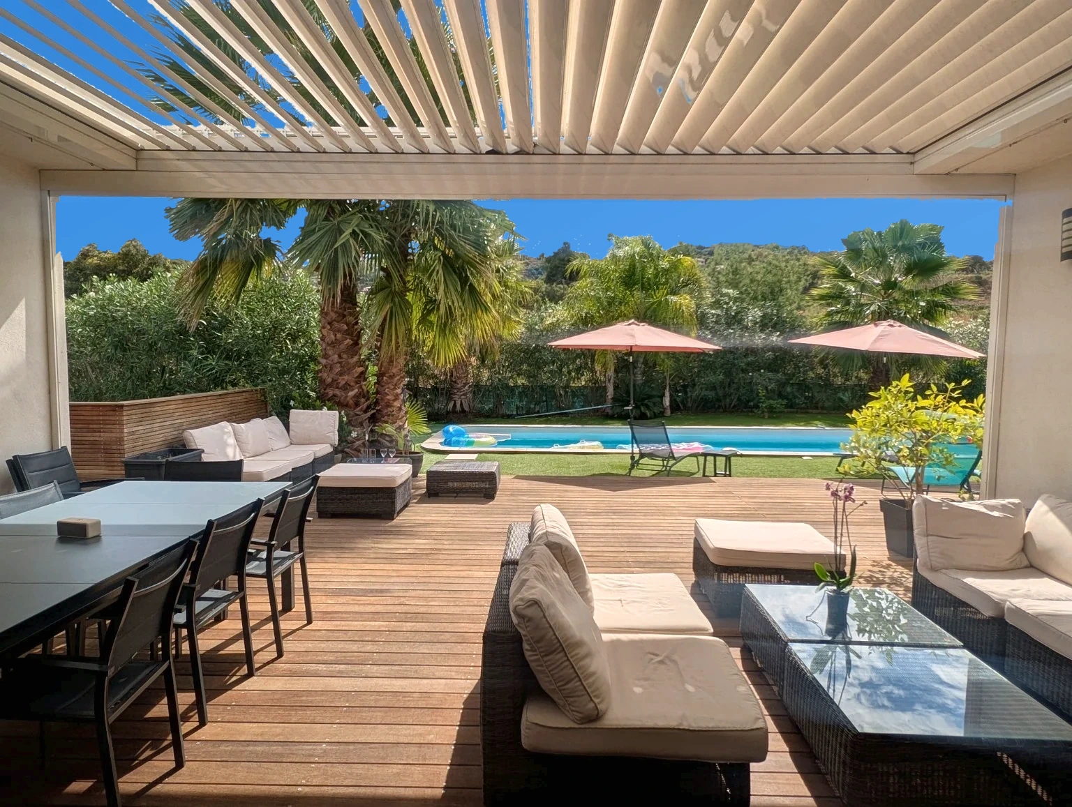 Terrasse, piscine et jardin de la Villa à Porticcio en Corse-du-Sud, location de vacances pour 8 à 12 personnes