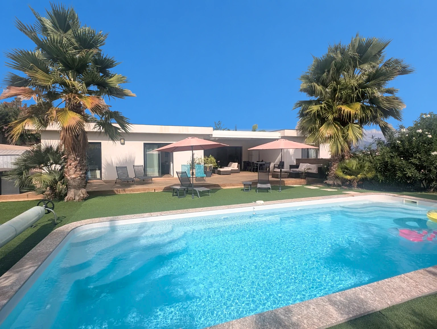 La piscine privée et la façade